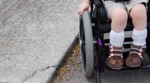 disabile bambina su sedi a ruote