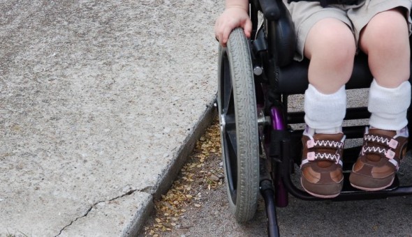 disabile bambina su sedi a ruote